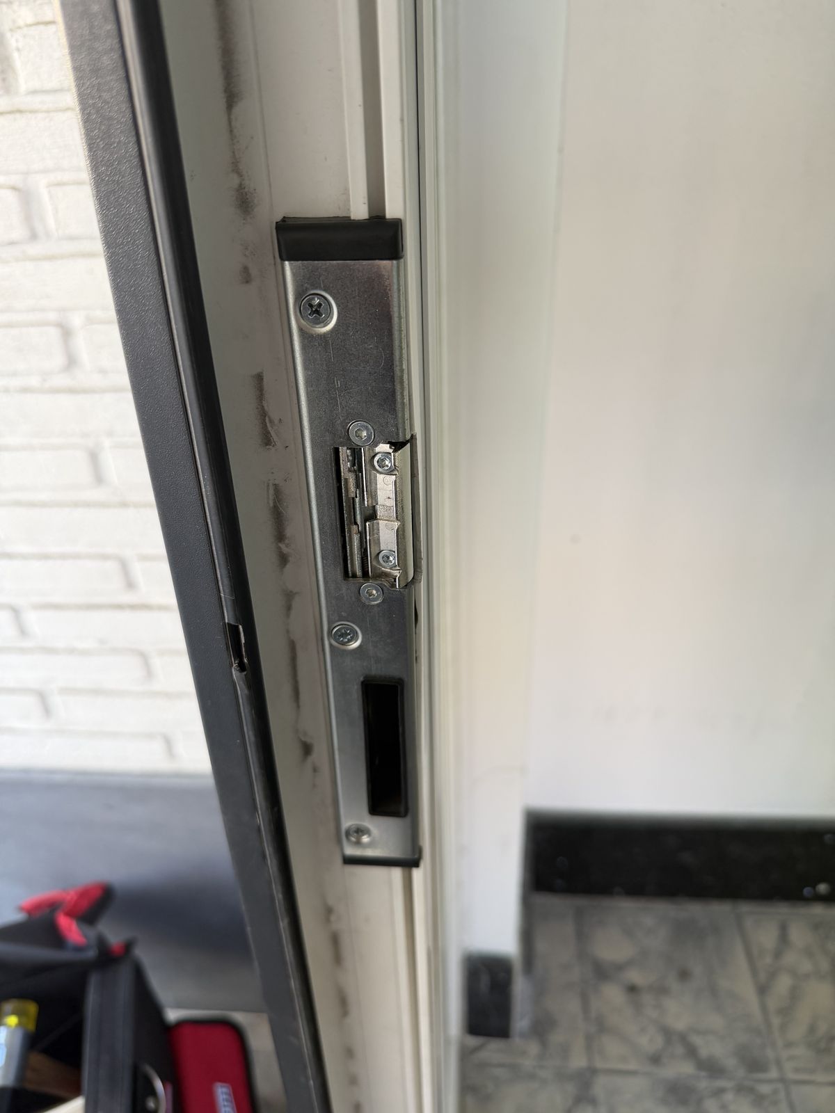 Gemonteerde elektrische deuropener in het sluitkasteel van de deur