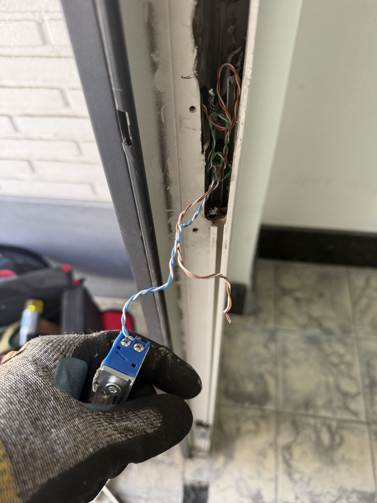 Montage van de elektrische deuropener in de deurstijl, tijdens de werkzaamheden